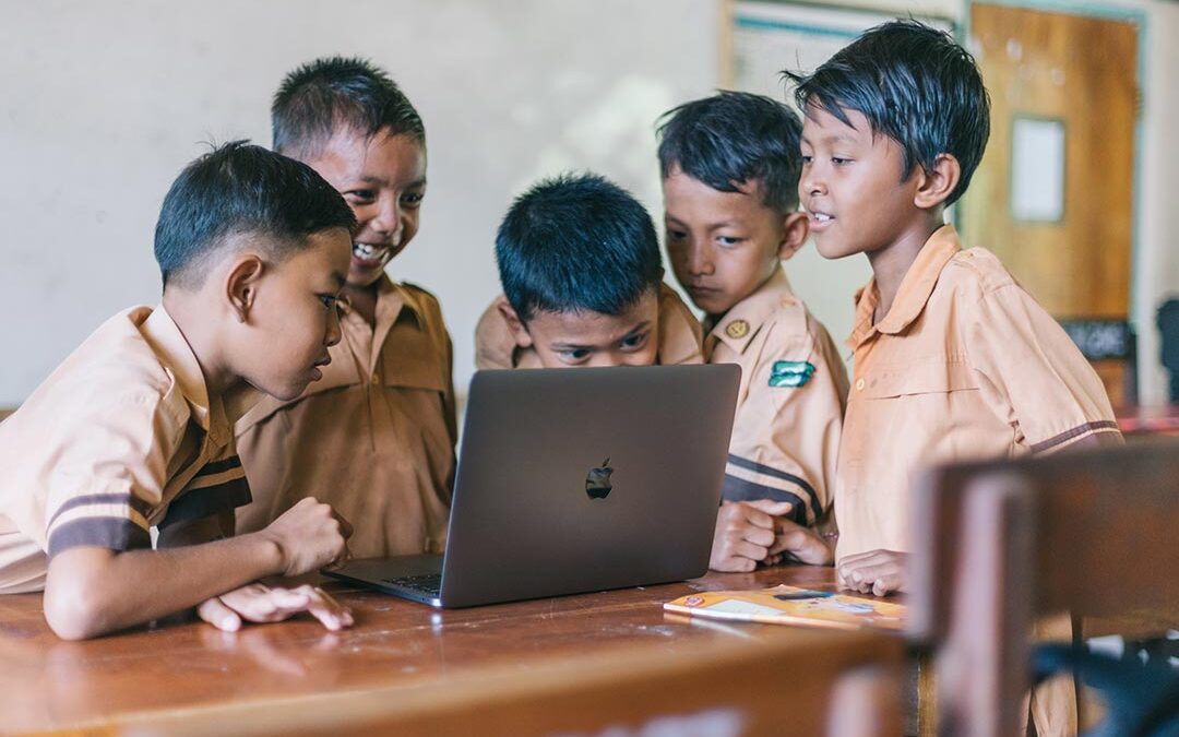 Meningkatkan Literasi Digital di Kabupaten Kuningan Lewat Program Pendidikan dari PT Axios Mega Kreatif