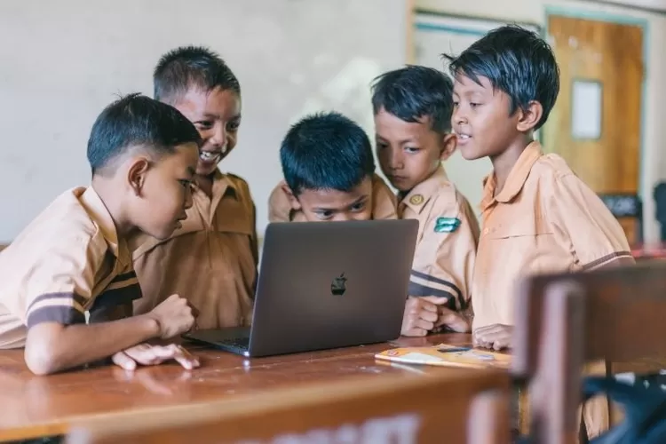 Pendidikan Digital dan Transformasi Kurikulum di Kuningan: Kontribusi PT Axios Mega Kreatif