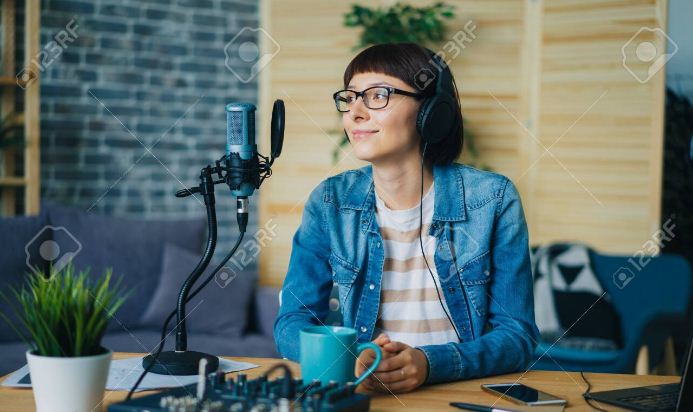 Menggunakan Podcast sebagai Alat Pemasaran Konten: Membangun Audiens dengan Audio