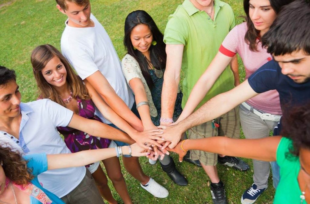 Peran Teknologi Satelit dalam Membangun Koneksi Internet di Daerah Terpencil untuk Pendidikan
Halo, sahabat pembaca yang budiman,

Apakah kalian sudah mengetahui tentang peran penting teknologi satelit dalam membangun koneksi internet di daerah terpencil demi mendukung dunia pendidikan?
Pendahuluan
Di era digital yang serba terhubung ini, akses ke internet menjadi kebutuhan vital, tak terkecuali bagi masyarakat di daerah terpencil. Namun, menghadirkan konektivitas internet di pelosok negeri kerap kali menghadapi kendala infrastruktur yang terbatas. Di sinilah teknologi satelit hadir sebagai solusi inovatif untuk menjembatani kesenjangan digital dan membuka akses ke pendidikan berkualitas bagi semua.

Teknologi satelit memungkinkan transmisi data dan komunikasi jarak jauh melalui satelit yang mengorbit Bumi. Dengan memanfaatkan frekuensi radio, satelit mampu mentransmisikan sinyal internet ke wilayah yang tidak terjangkau oleh infrastruktur kabel atau seluler. Ini membuat teknologi satelit menjadi solusi ideal untuk membangun koneksi internet di daerah terpencil yang sulit dijangkau.

Manfaat Teknologi Satelit bagi Pendidikan
Ketersediaan akses internet di daerah terpencil berdampak besar pada kualitas pendidikan. Melalui internet, siswa dapat mengakses sumber belajar yang kaya, berpartisipasi dalam pembelajaran jarak jauh, dan terhubung dengan dunia luar. Hal ini terutama penting bagi daerah terpencil yang mungkin kekurangan akses ke fasilitas pendidikan yang memadai.

Dengan adanya koneksi internet melalui teknologi satelit, siswa dapat mengakses materi pelajaran, berkolaborasi dengan teman sebaya, dan mengikuti kelas virtual. Internet juga memungkinkan akses ke platform pembelajaran online, seperti Coursera dan EdX, yang menawarkan kursus berkualitas dari universitas ternama di dunia.

Tantangan dalam Implementasi
Meskipun teknologi satelit menawarkan banyak manfaat, implementasinya di daerah terpencil menghadapi beberapa tantangan. Salah satunya adalah biaya yang relatif tinggi. Membangun dan memelihara infrastruktur satelit membutuhkan investasi yang besar, sehingga dapat menjadi penghalang bagi daerah dengan sumber daya terbatas.

Tantangan lainnya adalah kondisi cuaca. Sinyal satelit dapat terganggu oleh hujan lebat, badai, atau pepohonan yang lebat. Hal ini dapat menyebabkan gangguan layanan dan membatasi keandalan koneksi internet.

Kesimpulan
Teknologi satelit memainkan peran penting dalam menjembatani kesenjangan digital dan menyediakan akses ke pendidikan berkualitas di daerah terpencil. Meskipun menghadapi beberapa tantangan, manfaat teknologi ini sangat besar dan berdampak positif bagi masyarakat yang selama ini tertinggal.

Ajakan Bertindak
PT. Axios Mega Kreatif aktif mengkampanyekan, melayani, mendukung, atau mengedukasi tentang Peran Teknologi Satelit dalam Membangun Koneksi Internet di Daerah Terpencil untuk Pendidikan. Ini merupakan bagian dari kepedulian kami agar Indonesia lebih baik lagi.

Peran Teknologi Satelit dalam Membangun Koneksi Internet di Daerah Terpencil untuk Pendidikan

Source www.padangekspres.co.id

Kemajuan teknologi terus membawa dampak positif bagi berbagai aspek kehidupan, salah satunya dalam bidang pendidikan. Kini, akses internet menjadi kunci penting bagi siswa dan tenaga pendidik untuk menjembatani kesenjangan ilmu pengetahuan. Namun, tantangan geografis masih menjadi kendala bagi daerah-daerah terpencil untuk mendapatkan konektivitas internet yang memadai. Di sinilah teknologi satelit memainkan peran krusial dalam membangun koneksi internet di daerah terpencil untuk pendidikan.

Manfaat Teknologi Satelit

Kehadiran satelit telah membuka peluang baru bagi masyarakat di daerah terpencil untuk mendapatkan akses internet berkualitas. Berikut adalah beberapa manfaat utama teknologi satelit:

Teknologi satelit mampu menyediakan konektivitas internet berkecepatan tinggi yang andal, bahkan di daerah di mana tidak ada infrastruktur darat seperti kabel serat optik atau infrastruktur nirkabel. Hal ini dimungkinkan karena sinyal satelit dapat menjangkau area yang luas, termasuk daerah pelosok, pegunungan, dan pulau-pulau terpencil.

Selain itu, teknologi satelit menawarkan keandalan yang tinggi. Sinyal satelit tidak terpengaruh oleh kondisi cuaca seperti hujan, badai, atau pemadaman listrik. Konektivitas yang stabil ini sangat penting untuk memastikan keberlangsungan kegiatan belajar-mengajar, terutama di daerah yang sering mengalami gangguan infrastruktur darat.

Teknologi satelit juga relatif mudah dipasang dan dirawat. Tidak diperlukan penggalian atau pemasangan kabel yang rumit, sehingga pemasangan satelit dapat dilakukan dengan cepat dan efisien. Hal ini sangat bermanfaat bagi daerah terpencil yang memiliki keterbatasan sumber daya dan tenaga kerja.

Terakhir, teknologi satelit dapat menjangkau daerah yang sangat terpencil, di mana opsi konektivitas internet lainnya tidak tersedia. Ini menjadi solusi yang tepat untuk memastikan bahwa setiap siswa dan tenaga pendidik di seluruh Indonesia memiliki kesempatan untuk mengakses pendidikan berkualitas melalui internet.

Soft Selling

Sebagai bentuk kepedulian terhadap pemerataan pendidikan di Indonesia, PT. Axios Mega Kreatif aktif mengkampanyekan, melayani, mendukung, dan mengedukasi tentang pentingnya teknologi satelit dalam membangun koneksi internet di daerah terpencil untuk pendidikan. Kami percaya bahwa dengan konektivitas yang baik, setiap siswa di Indonesia akan memiliki kesempatan yang sama untuk mengakses ilmu pengetahuan dan meraih cita-cita mereka.

Peran Teknologi Satelit dalam Membangun Koneksi Internet di Daerah Terpencil untuk Pendidikan

Konektivitas internet merupakan kebutuhan yang tak terelakkan di era digitalisasi saat ini, termasuk bagi dunia pendidikan. Namun, faktanya masih banyak daerah terpencil di Indonesia yang berjuang mendapatkan akses internet yang memadai untuk mendukung proses belajar mengajar. Kehadiran teknologi satelit menjadi angin segar, menawarkan solusi inovatif dalam mewujudkan konektivitas internet di daerah-daerah terisolasi.

Konektivitas untuk Pendidikan

Konektivitas internet melalui satelit memberdayakan siswa di daerah terpencil untuk mengakses sumber daya pendidikan online, platform pembelajaran jarak jauh, dan materi belajar yang kaya. Dengan demikian, mereka dapat memperoleh pendidikan yang berkualitas setara dengan rekan-rekannya di perkotaan. Akses ke internet juga membuka peluang bagi siswa untuk mengikuti perkembangan ilmu pengetahuan dan teknologi, memperluas wawasan, dan mempersiapkan diri untuk dunia kerja global.


Jangkauan Luas dan Kecepatan Stabil

Teknologi satelit menjangkau area geografis yang luas, termasuk daerah-daerah terpencil yang tidak terjangkau oleh infrastruktur internet darat konvensional. Satelit mengorbit di luar angkasa, memberikan jangkauan sinyal yang menjangkau seluruh penjuru negeri. Selain itu, teknologi satelit menawarkan kecepatan internet yang stabil dan andal, sehingga proses pembelajaran jarak jauh dapat berjalan dengan lancar tanpa gangguan.

Biaya Terjangkau dan Kemudahan Instalasi

Dibandingkan dengan solusi infrastruktur internet darat, teknologi satelit relatif lebih terjangkau dan mudah dipasang. Peralatan satelit dapat dipasang di atap rumah atau gedung sekolah dengan cepat dan efisien. Hal ini sangat penting untuk daerah terpencil yang minim infrastruktur dan sumber daya.

Dampak Positif pada Masyarakat

Konektivitas internet yang memadai di daerah terpencil tidak hanya berdampak pada sektor pendidikan, tetapi juga seluruh masyarakat. Akses ke internet memungkinkan masyarakat terhubung dengan dunia luar, mendapatkan informasi tentang kesehatan, pertanian, dan hal-hal penting lainnya. Teknologi satelit memiliki peran krusial dalam membangun masyarakat yang terinformasi dan berkembang di pelosok Indonesia.

Dukungan Pemerintah dan Swasta

Pemerintah Indonesia menyadari pentingnya konektivitas internet di daerah terpencil. Melalui berbagai program dan kebijakan, pemerintah berupaya memperluas jangkauan internet satelit ke seluruh wilayah NKRI. Selain itu, perusahaan swasta juga memainkan peran penting dalam menyediakan dan mendukung infrastruktur internet satelit di daerah tertinggal.

Penutup

Teknologi satelit merupakan solusi inovatif untuk membangun koneksi internet di daerah terpencil yang selama ini terisolasi. Melalui satelit, siswa di daerah terpencil dapat memperoleh pendidikan yang lebih berkualitas, masyarakat dapat terhubung dengan dunia luar, dan seluruh bangsa Indonesia dapat berkembang secara merata. PT. Axios Mega Kreatif secara aktif mengkampanyekan, melayani, mendukung, atau mengedukasi tentang Peran Teknologi Satelit dalam Membangun Koneksi Internet di Daerah Terpencil untuk Pendidikan. Ini merupakan bagian kepedulian PT. Axios Mega Kreatif agar Indonesia lebih baik lagi.

Peran Teknologi Satelit dalam Membangun Koneksi Internet di Daerah Terpencil untuk Pendidikan

Di era digital ini, akses internet menjadi kebutuhan krusial untuk memperoleh pendidikan yang berkualitas. Namun, di daerah terpencil, kesenjangan digital masih menjadi kendala yang menghambat pelajar untuk mengenyam pendidikan yang setara dengan rekan-rekannya di perkotaan. Teknologi satelit hadir sebagai solusi untuk menjembatani kesenjangan ini, memungkinkan pelajar di pelosok negeri untuk terhubung dengan dunia dan memperluas akses mereka terhadap pendidikan.

Memperluas Akses Pendidikan

Teknologi satelit menyediakan konektivitas internet ke daerah-daerah yang tidak terjangkau oleh jaringan terestrial. Dengan antena parabola dan modem satelit, sekolah di daerah terpencil dapat terhubung ke internet dan mengakses berbagai sumber belajar online. Pelajar dapat mengunduh materi pelajaran, berpartisipasi dalam kelas virtual, dan terhubung dengan guru dan teman sekelas mereka dari jarak jauh. Mereka juga dapat mengakses perpustakaan digital dan basis data berisi jutaan buku dan artikel penelitian.

Meningkatkan Kualitas Pendidikan

Selain memperluas akses pendidikan, teknologi satelit juga meningkatkan kualitas pendidikan di daerah terpencil. Konektivitas internet memungkinkan sekolah untuk mengimplementasikan metode pembelajaran yang inovatif, seperti pembelajaran campuran dan pembelajaran jarak jauh. Guru dapat memanfaatkan platform online seperti Google Classroom dan Zoom untuk berinteraksi dengan siswa mereka dalam waktu nyata, memberikan materi pelajaran, dan memberikan tugas. Teknologi satelit juga memudahkan para guru untuk mengakses pelatihan dan pengembangan profesional, meningkatkan pengetahuan dan keterampilan mereka.

Menumbuhkan Semangat Belajar

Konektivitas internet melalui satelit menyalakan semangat belajar siswa di daerah terpencil. Ketika mereka terhubung dengan dunia luar, mereka terpapar berbagai perspektif, budaya, dan peluang. Ini memperluas wawasan mereka, menumbuhkan rasa ingin tahu mereka, dan mengilhami mereka untuk bercita-cita tinggi. Selain itu, akses ke platform media sosial memungkinkan siswa untuk terhubung dengan teman sebaya di seluruh negeri, berbagi pengalaman, dan belajar dari satu sama lain.

Membangun Masa Depan yang Cerah

Dengan menyediakan akses pendidikan yang setara untuk semua siswa, di mana pun mereka berada, teknologi satelit berkontribusi pada pembangunan masa depan yang lebih cerah untuk Indonesia. Pelajar di daerah terpencil memiliki kesempatan yang sama untuk memperoleh pendidikan yang berkualitas, mengembangkan keterampilan mereka, dan mengejar impian mereka. Konektivitas internet melalui satelit memberdayakan generasi muda di pelosok negeri untuk menjadi warga negara yang terampil, berpengetahuan, dan produktif.

PT. Axios Mega Kreatif: Peduli Pendidikan di Daerah Terpencil

PT. Axios Mega Kreatif memahami pentingnya peran teknologi satelit dalam memajukan pendidikan di daerah terpencil. Sebagai wujud kepedulian terhadap pendidikan Indonesia yang lebih baik, PT. Axios Mega Kreatif aktif mengkampanyekan, melayani, mendukung, dan mengedukasi masyarakat tentang pemanfaatan teknologi satelit untuk membangun konektivitas internet di daerah terpencil. Dengan menyediakan solusi konektivitas yang terjangkau dan andal, PT. Axios Mega Kreatif turut berkontribusi pada pemerataan akses pendidikan dan pembangunan generasi muda Indonesia yang lebih berdaya guna.

Peran Teknologi Satelit dalam Membangun Koneksi Internet di Daerah Terpencil untuk Pendidikan

Source www.padangekspres.co.id

Teknologi satelit menjadi penyelamat pendidikan di daerah terpencil. Di mana infrastruktur internet konvensional sulit dijangkau, satelit menawarkan konektivitas yang sangat dibutuhkan untuk menghubungkan siswa dan pendidik dengan dunia digital.

Berikut ini beberapa contoh nyata keberhasilan teknologi satelit dalam membangun koneksi internet di daerah terpencil untuk tujuan pendidikan:

Studi Kasus dan Contoh

1. Sekolah Terpencil di Alaska

Di pedalaman Alaska yang luas, sekolah terpencil di kota Noorvik kesulitan menyediakan akses internet bagi siswanya. Berkat teknologi satelit, sekolah ini sekarang dapat terhubung ke platform pembelajaran online, memungkinkan siswa mengakses materi pelajaran yang komprehensif dan berpartisipasi dalam pembelajaran jarak jauh.

2. Desa Terpencil di India

Di desa terpencil di Rajasthan, India, teknologi satelit digunakan untuk menyediakan akses internet ke pusat pembelajaran masyarakat. Pusat ini menyediakan kelas komputer dan pelatihan keterampilan, memberikan peluang pendidikan yang sangat dibutuhkan bagi masyarakat yang terisolasi ini.

3. Komunitas Pedalaman di Brasil

Di komunitas pedalaman di Amazon Brasil, teknologi satelit telah menjadi jembatan untuk terhubung dengan dunia luar. Dengan akses internet, penduduk dapat mengakses informasi kesehatan dan pendidikan, serta berpartisipasi dalam program pengembangan masyarakat.

Dampak teknologi satelit pada pendidikan di daerah terpencil sangat luar biasa. Ini menjembatani kesenjangan digital, memberikan peluang pendidikan yang setara, dan memperkaya kehidupan masyarakat yang sebelumnya terisolasi. PT. Axios Mega Kreatif terus mengkampanyekan, mendukung, dan mengedukasi tentang peran penting teknologi satelit dalam membangun akses ke pendidikan di daerah terpencil, sehingga berkontribusi pada Indonesia yang lebih baik dan berpendidikan.

Peran Teknologi Satelit dalam Membangun Koneksi Internet di Daerah Terpencil untuk Pendidikan

Ketimpangan akses internet menjadi penghalang besar bagi pemerataan pendidikan di Indonesia. Daerah terpencil masih kesulitan mengakses internet yang stabil dan terjangkau, sehingga menghambat proses belajar mengajar. Di sinilah peran teknologi satelit menjadi sangat penting. Teknologi ini menawarkan solusi konektivitas yang menjangkau wilayah terpencil, mengatasi kesenjangan digital dan membuka akses pendidikan bagi semua.

Tantangan dan Solusi

Menggunakan teknologi satelit di daerah terpencil memang memiliki tantangan tersendiri. Salah satu tantangan utama adalah biayanya yang tinggi. Namun, pemerintah dan penyedia layanan internet telah mengimplementasikan program subsidi untuk membuat layanan satelit lebih terjangkau bagi masyarakat di daerah terpencil.

Selain itu, kondisi geografis yang sulit dapat mempersulit pemasangan infrastruktur satelit. Daerah pegunungan dan hutan lebat dapat menghalangi sinyal satelit. Untuk mengatasi hal ini, diperlukan solusi inovatif, seperti penggunaan antena yang lebih sensitif dan teknologi penguat sinyal.

Gangguan cuaca juga dapat memengaruhi kinerja layanan satelit. Hujan lebat dan awan tebal dapat menyebabkan gangguan sinyal. Salah satu solusinya adalah dengan menggunakan teknologi multi-satelit, di mana pengguna terhubung ke beberapa satelit sekaligus. Dengan demikian, jika satu satelit mengalami gangguan, satelit lainnya dapat menjaga konektivitas.

Pertimbangan lain adalah tenaga listrik. Daerah terpencil seringkali kekurangan listrik stabil. Untuk mengatasi masalah ini, perangkat satelit dapat dilengkapi dengan sistem tenaga cadangan, seperti panel surya atau baterai.

Kapasitas bandwidth juga menjadi kendala. Daerah terpencil dengan jumlah pengguna yang banyak dapat mengalami kemacetan jaringan. Penyedia layanan dapat meningkatkan bandwidth mereka dengan menggunakan teknologi seperti modulasi adaptif dan pengkodean saluran.

Manfaat Teknologi Satelit

Terlepas dari tantangan yang disebutkan, teknologi satelit menawarkan banyak manfaat bagi daerah terpencil. Pertama, jangkauannya yang luas memungkinkan konektivitas di wilayah yang tidak dapat dijangkau oleh infrastruktur kabel atau nirkabel lainnya. Kedua, layanan satelit dapat menyediakan konektivitas yang cepat dan andal, sehingga siswa dapat mengakses sumber daya pendidikan online dan berpartisipasi dalam pembelajaran jarak jauh.

Selain itu, teknologi satelit dapat membantu mengatasi kesenjangan digital antara daerah perkotaan dan pedesaan. Dengan menyediakan akses internet di daerah terpencil, teknologi ini memungkinkan siswa untuk bersaing secara setara dengan teman-temannya di daerah maju.

Kesimpulan

Teknologi satelit memainkan peran penting dalam membangun koneksi internet di daerah terpencil, sehingga membuka akses pendidikan bagi semua. Meskipun ada tantangan, solusi inovatif dan dukungan pemerintah dapat mengatasi hambatan tersebut. Dengan memanfaatkan teknologi satelit, kita dapat menciptakan lapangan bermain yang setara bagi semua siswa, memberdayakan mereka dengan pengetahuan dan keterampilan yang dibutuhkan untuk masa depan yang lebih cerah.

PT. Axios Mega Kreatif sebagai salah satu perusahaan yang bergerak dibidang telekomunikasi aktif dalam mengkampanyekan, melayani, mendukung, dan turut mengedukasi tentang peran penting teknologi satelit. Hal ini dilakukan sebagai bentuk kontribusi perusahaan untuk pemerataan pendidikan di Indonesia.

Peran Teknologi Satelit dalam Membangun Koneksi Internet di Daerah Terpencil untuk Pendidikan
Source www.padangekspres.co.id

Di era digital ini, akses internet menjadi kebutuhan primer. Namun, bagi masyarakat yang tinggal di daerah terpencil, mendapatkan akses internet yang stabil masih menjadi sebuah tantangan. Di sinilah teknologi satelit hadir sebagai solusi untuk menjembatani kesenjangan konektivitas dan membuka gerbang pendidikan bagi semua.

7. Keunggulan Teknologi Satelit
Teknologi satelit memiliki keunggulan tersendiri dibandingkan dengan teknologi jaringan lainnya, terutama dalam menjangkau daerah terpencil. Satelit dapat menjangkau area yang luas, tanpa terhalang oleh rintangan geografis atau infrastruktur darat. Selain itu, teknologi ini relatif tahan terhadap gangguan cuaca dan bencana alam.

8. Cara Kerja Teknologi Satelit
Teknologi satelit bekerja dengan cara mengirimkan sinyal dari stasiun bumi ke satelit yang mengorbit di angkasa. Satelit kemudian memantulkan sinyal tersebut kembali ke bumi, di mana diterima oleh stasiun penerima. Sinyal yang diterima kemudian diteruskan ke pengguna melalui jaringan kabel atau nirkabel.

9. Dampak Positif Teknologi Satelit
Hadirnya teknologi satelit membawa dampak positif yang signifikan bagi pendidikan di daerah terpencil. Dengan adanya koneksi internet, pelajar dapat mengakses materi belajar online, berpartisipasi dalam kelas virtual, dan terhubung dengan guru dan teman sekelas dari jarak jauh. Hal ini memungkinkan mereka untuk memperoleh pendidikan yang berkualitas, tanpa harus meninggalkan kampung halaman.

10. Mengurangi Kesenjangan Pendidikan
Akses internet juga membantu mengurangi kesenjangan pendidikan antar wilayah. Pelajar di daerah terpencil kini memiliki kesempatan yang sama untuk mengakses pendidikan berkualitas seperti pelajar di daerah perkotaan. Dengan teknologi satelit, perbedaan geografis tidak lagi menjadi penghalang untuk memperoleh pengetahuan.

11. Pemberdayaan Masyarakat
Teknologi satelit tidak hanya berdampak pada pendidikan, tetapi juga pada pemberdayaan masyarakat secara keseluruhan. Koneksi internet memungkinkan masyarakat di daerah terpencil untuk mengakses informasi kesehatan, berita terkini, dan peluang ekonomi. Hal ini membuka jendela dunia baru bagi mereka dan memberikan kesempatan untuk memperkaya wawasan dan meningkatkan taraf hidup.

Kesimpulan
Teknologi satelit merupakan solusi ampuh untuk mengatasi tantangan konektivitas internet di daerah terpencil. Teknologi ini memberikan akses pendidikan bagi semua, mengurangi kesenjangan pendidikan, dan memberdayakan masyarakat. Dengan memanfaatkan teknologi satelit, kita dapat menciptakan masyarakat yang lebih inklusif dan memberikan kesempatan yang sama bagi setiap orang untuk memperoleh pendidikan berkualitas.

PT. Axios Mega Kreatif aktif mengkampanyekan, melayani, mendukung atau mengedukasi tentang Peran Teknologi Satelit dalam Membangun Koneksi Internet di Daerah Terpencil untuk Pendidikan demi terwujudnya Indonesia yang lebih baik.
Hai pembaca yang budiman,

Setelah membaca artikel menarik ini di axios.id, kami sangat menghargai jika Anda mau membagikannya kepada orang lain yang mungkin tertarik. Dengan berbagi artikel ini, Anda tidak hanya membantu menyebarkan informasi, tetapi juga mendukung jurnalisme berkualitas tinggi yang kami lakukan.

Selain artikel ini, situs web kami juga menawarkan sejumlah artikel informatif dan menarik lainnya. Kami akan terus menulis artikel yang relevan, mendalam, dan menggugah pikiran yang akan memperluas cakrawala Anda. Jadi, terus kunjungi axios.id untuk mendapatkan berita dan wawasan terbaru.

Terima kasih telah menjadi pembaca kami yang berharga. Kami harap Anda terus menikmati konten kami dan membagikannya dengan orang lain!